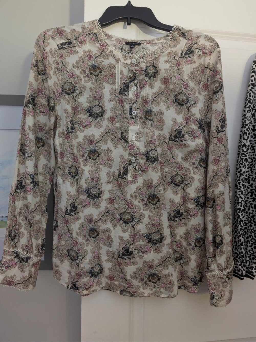 Talbots size large ruffle collar shirt